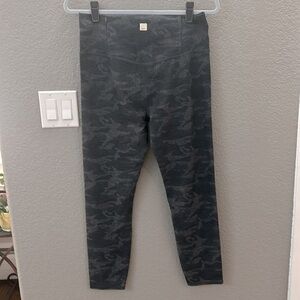 XL black/gray floral camo leggings NWOT